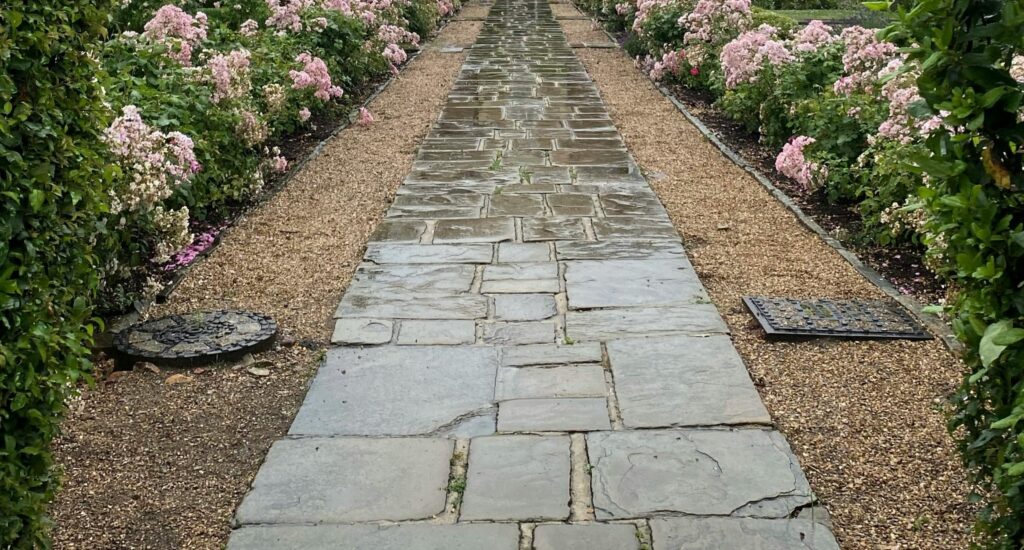 Gartenweg mit klarer Linienführung als Grundlage strukturierter Gartengestaltung